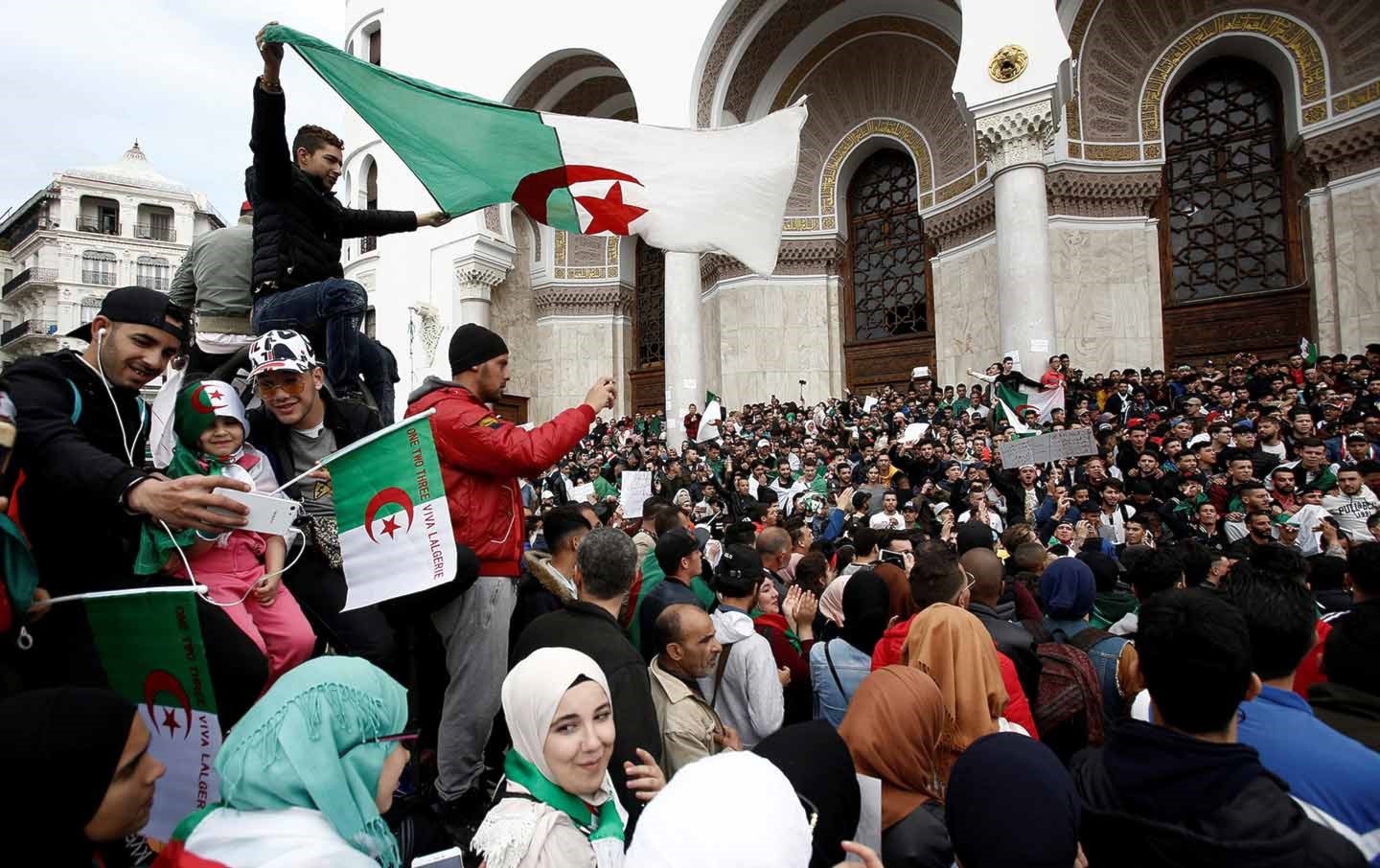 نجاح الجزائرين، حتى الآن على الأقل، في تحقيق مطلبهم الأساس في حمل رئيس الجمهورية على التنحّي سلمياً عن الحُكم، وفي إبعاد حراكهم عن التدخّلات الأجنبية نجاح الجزائرين، حتى الآن على الأقل، في تحقيق مطلبهم الأساس في حمل رئيس الجمهورية على التنحّي سلمياً عن الحُكم، وفي إبعاد حراكهم عن التدخّلات الأجنبية