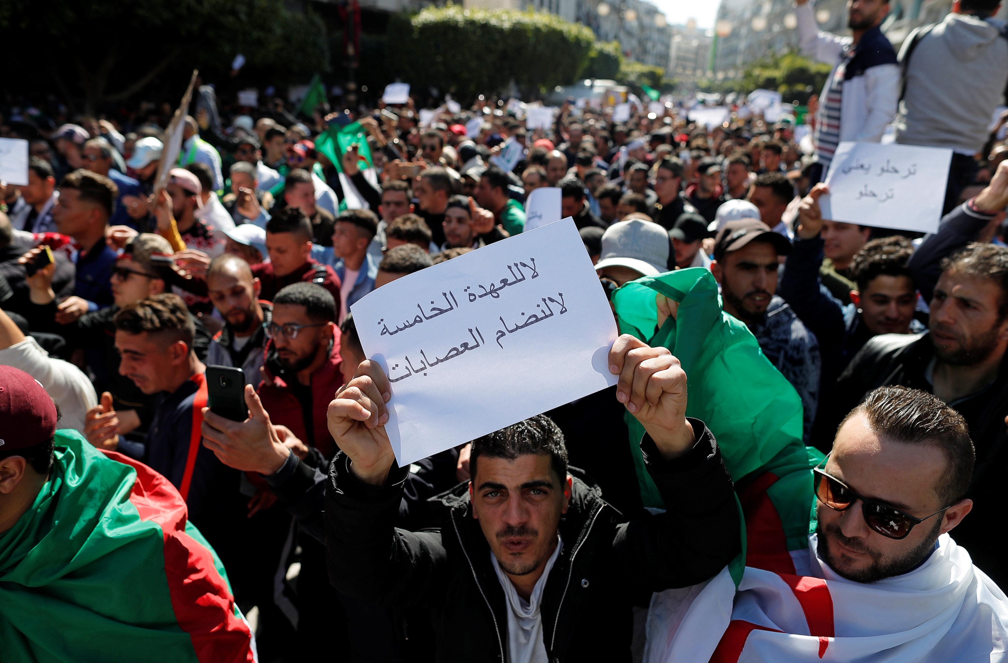 عمد الجزائريون إلى التعبير السلمي والذي كان تعبيراً سياسياً أكثر منه شعبياً عمد الجزائريون إلى التعبير السلمي والذي كان تعبيراً سياسياً أكثر منه شعبياً