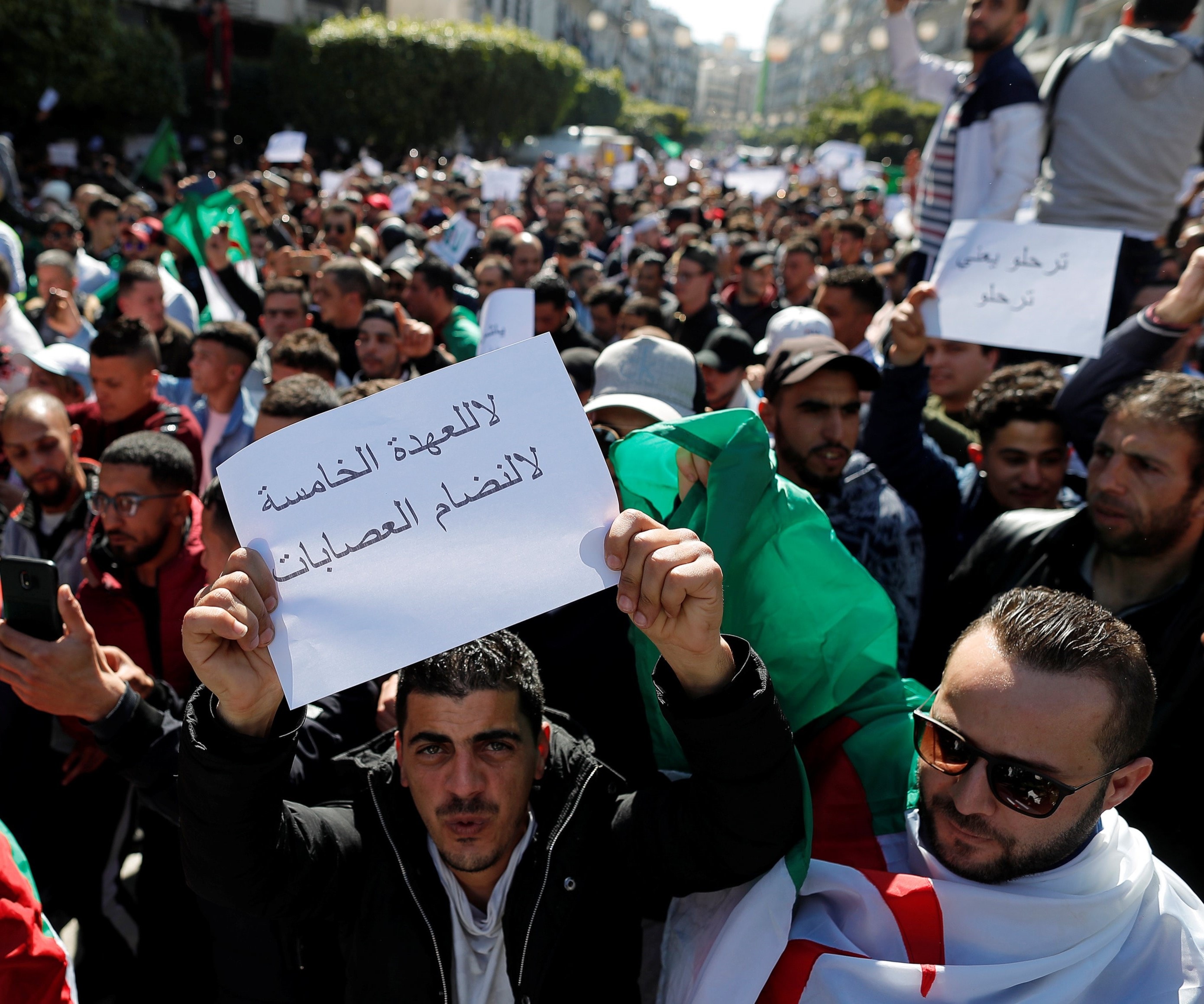 عمد الجزائريون إلى التعبير السلمي والذي كان تعبيراً سياسياً أكثر منه شعبياً عمد الجزائريون إلى التعبير السلمي والذي كان تعبيراً سياسياً أكثر منه شعبياً