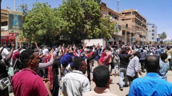 استمرار المظاهرات أمام مقر قيادة الجيش بالعاصمة الخرطوم استمرار المظاهرات أمام مقر قيادة الجيش بالعاصمة الخرطوم