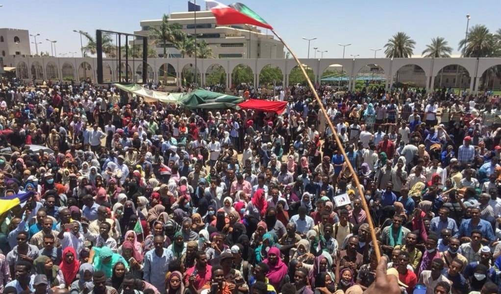 الاعتصام والتظاهر يتواصل لليوم الثالث حتى "تسليم السلطة إلى حكومة انتقالية مدنية" (أ ف ب) الاعتصام والتظاهر يتواصل لليوم الثالث حتى "تسليم السلطة إلى حكومة انتقالية مدنية" (أ ف ب)