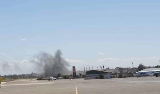 غارة جوية للجيش الليبي على مطار معيتيقة في طرابلس غارة جوية للجيش الليبي على مطار معيتيقة في طرابلس