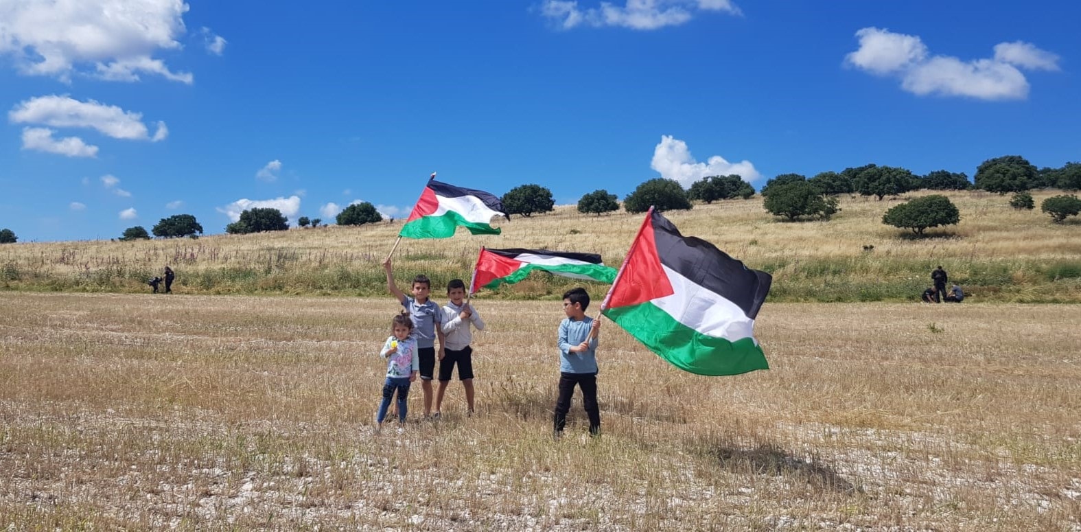 أطفال يرفعون علم فلسطين مسقطين مقولة بن غوريون: الكبار سيموتون والصغار سينسون أطفال يرفعون علم فلسطين مسقطين مقولة بن غوريون: الكبار سيموتون والصغار سينسون