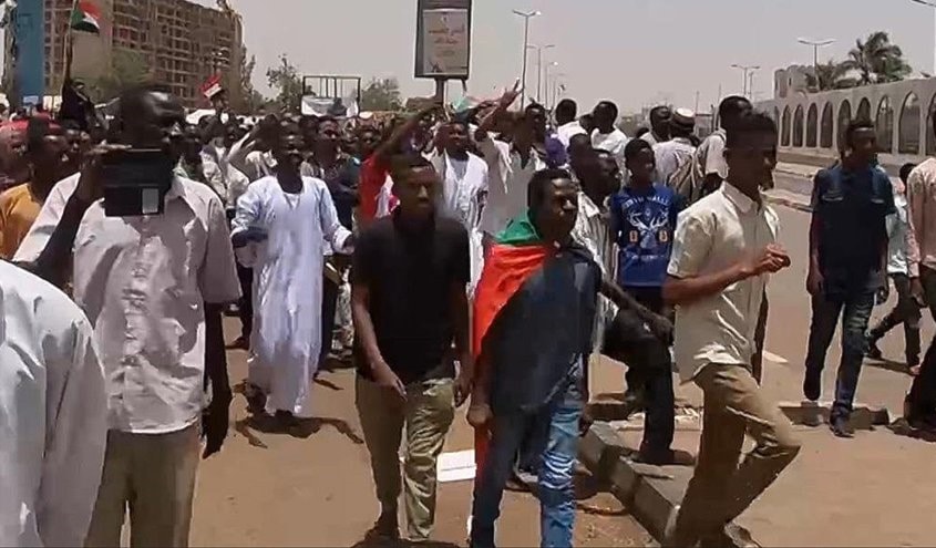 ستة قتلى بين المتظاهرين بينهم ضابط وإصابة 3 عسكريين وعدد من الجرحى في حال الخطر في مواجهات اعتصام الخرطوم ستة قتلى بين المتظاهرين بينهم ضابط وإصابة 3 عسكريين وعدد من الجرحى في حال الخطر في مواجهات اعتصام الخرطوم