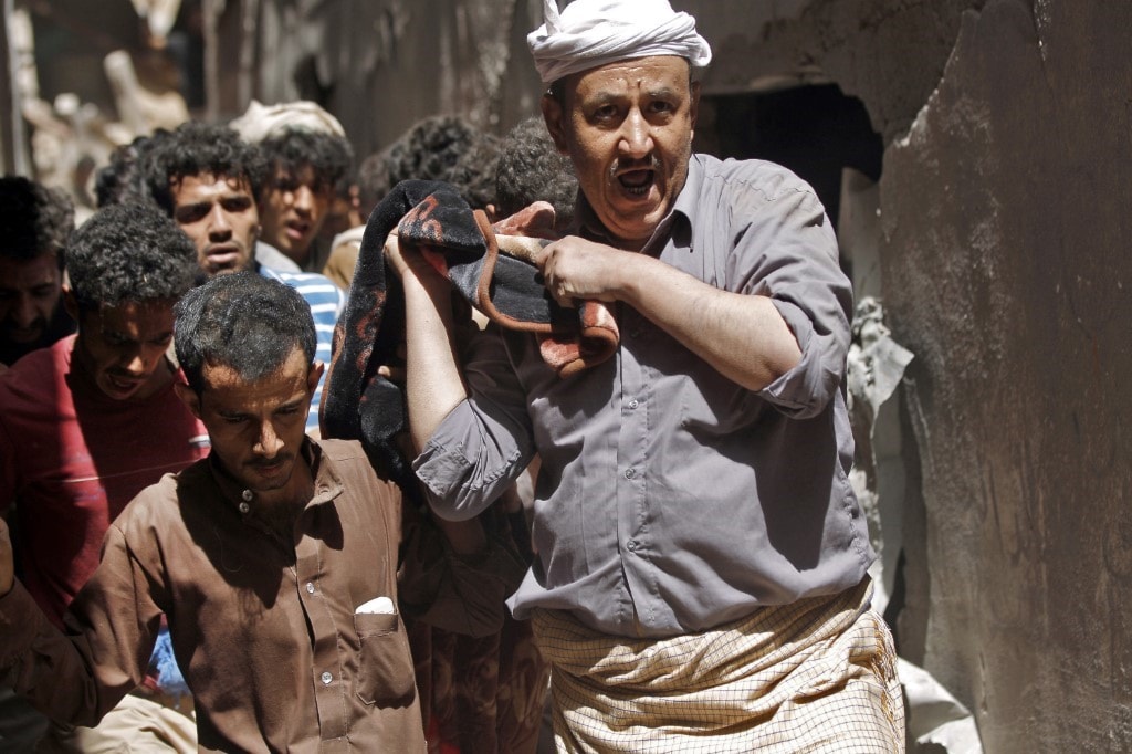 الصورة من انتشال جثث الشهداء في صنعاء (أ ف ب) الصورة من انتشال جثث الشهداء في صنعاء (أ ف ب)