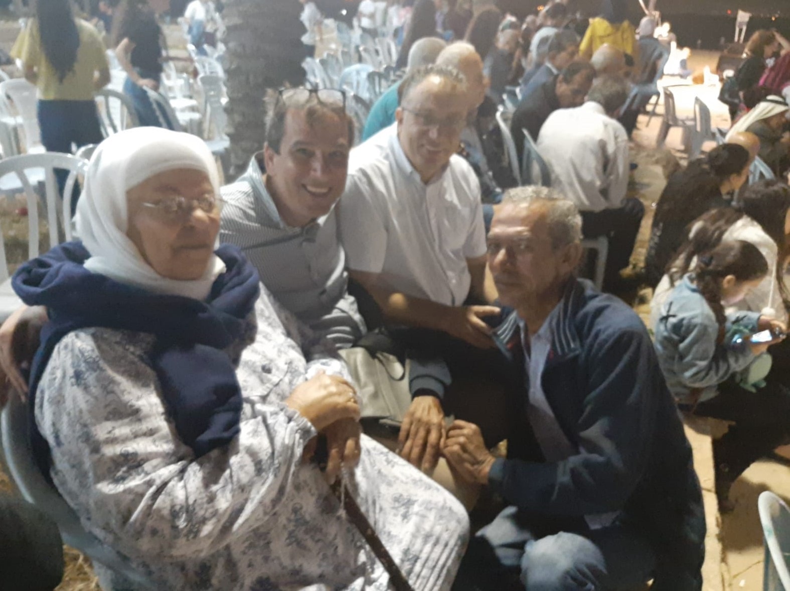 أبو ريا يتوسط ابناء الجيل القديم أبو ريا يتوسط ابناء الجيل القديم