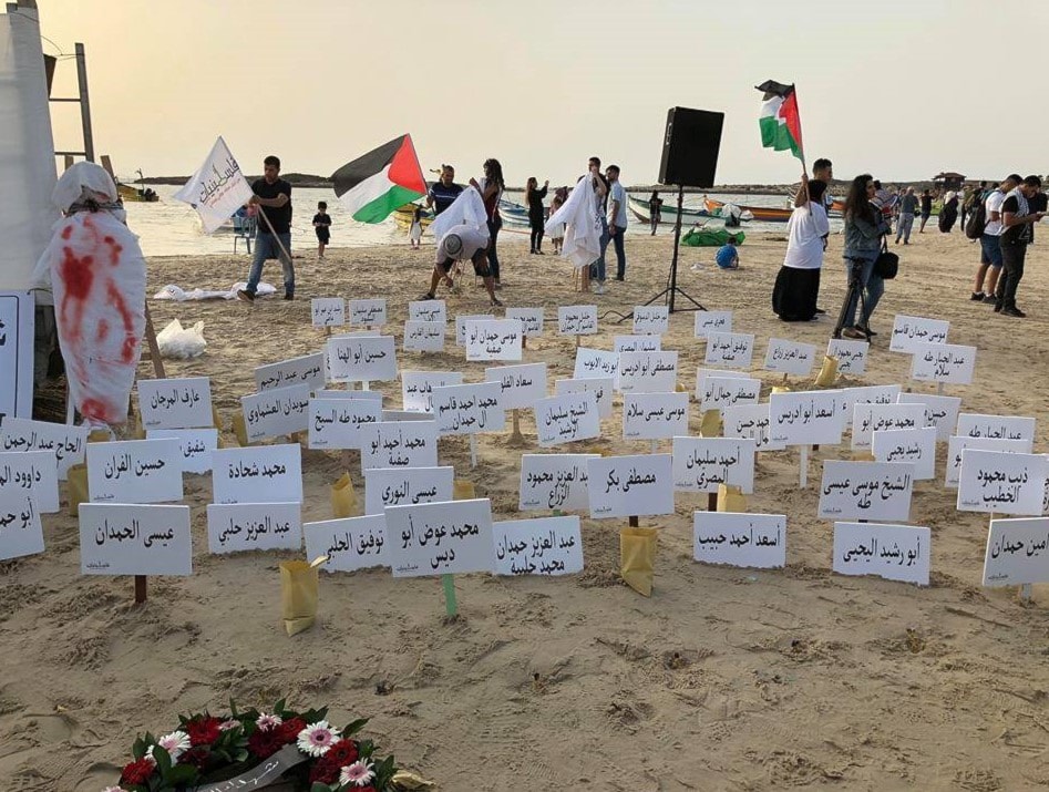 تشكيل يظهر أسماء شهداء مجزرة الطنطورة تشكيل يظهر أسماء شهداء مجزرة الطنطورة
