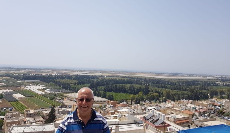 محمد طرزان العيق الطنطوري وخلفه مشهد الطنطورة الحي محمد طرزان العيق الطنطوري وخلفه مشهد الطنطورة الحي