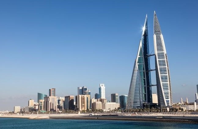 البحرين إذاً، وكما يظهر واضحاً، موقع استراتيجي يوفّر حماية للأنظمة السياسية في الخليج إنما في وجه مَن؟ البحرين إذاً، وكما يظهر واضحاً، موقع استراتيجي يوفّر حماية للأنظمة السياسية في الخليج إنما في وجه مَن؟