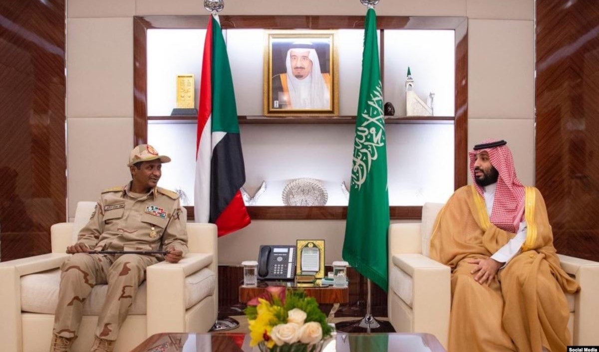 ابن سلمان مستقبلاً نائب رئيس المجلس العسكري الانتقالي السوداني الفريق أول محمد حمدان دقلو حميدتي ابن سلمان مستقبلاً نائب رئيس المجلس العسكري الانتقالي السوداني الفريق أول محمد حمدان دقلو حميدتي