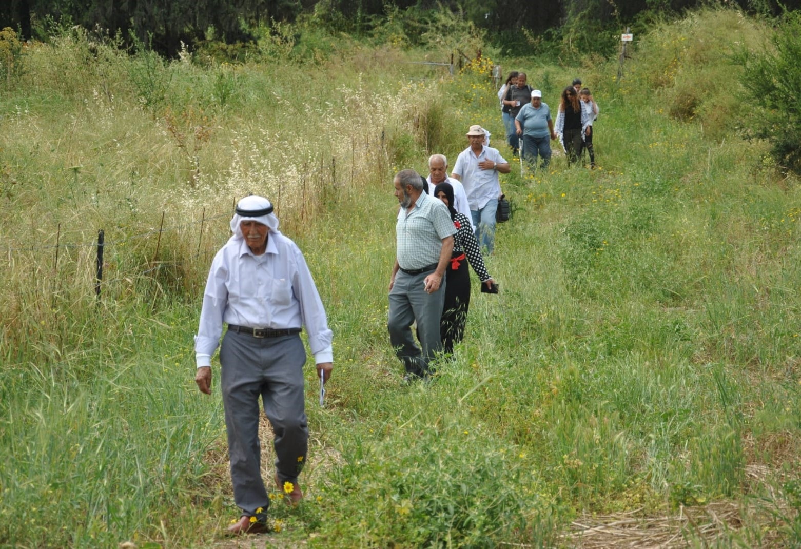 المعمر محمود عزايزة يتقدم المجموعة في طريق العودة للحولة المعمر محمود عزايزة يتقدم المجموعة في طريق العودة للحولة