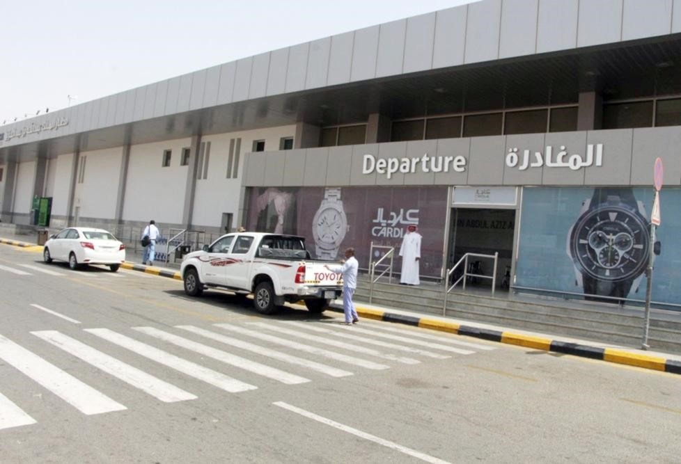 سلاح الجو اليمني يستهدف مرابض طائرات حربية في مطار جيزان السعودي سلاح الجو اليمني يستهدف مرابض طائرات حربية في مطار جيزان السعودي