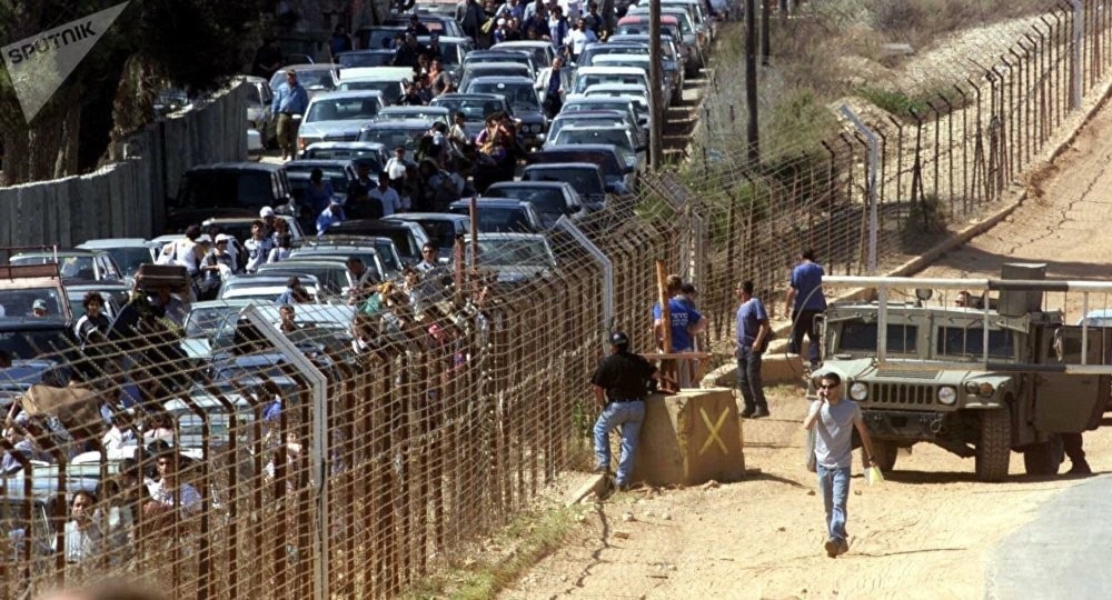 الصورة من تجمع عملاء جيش لبنان الجنوبي وعائلاتهم على الحدود مع فلسطين المحتلة يوم تحرير لبنان عام 2000 (أسوشيتد برس) الصورة من تجمع عملاء جيش لبنان الجنوبي وعائلاتهم على الحدود مع فلسطين المحتلة يوم تحرير لبنان عام 2000 (أسوشيتد برس)