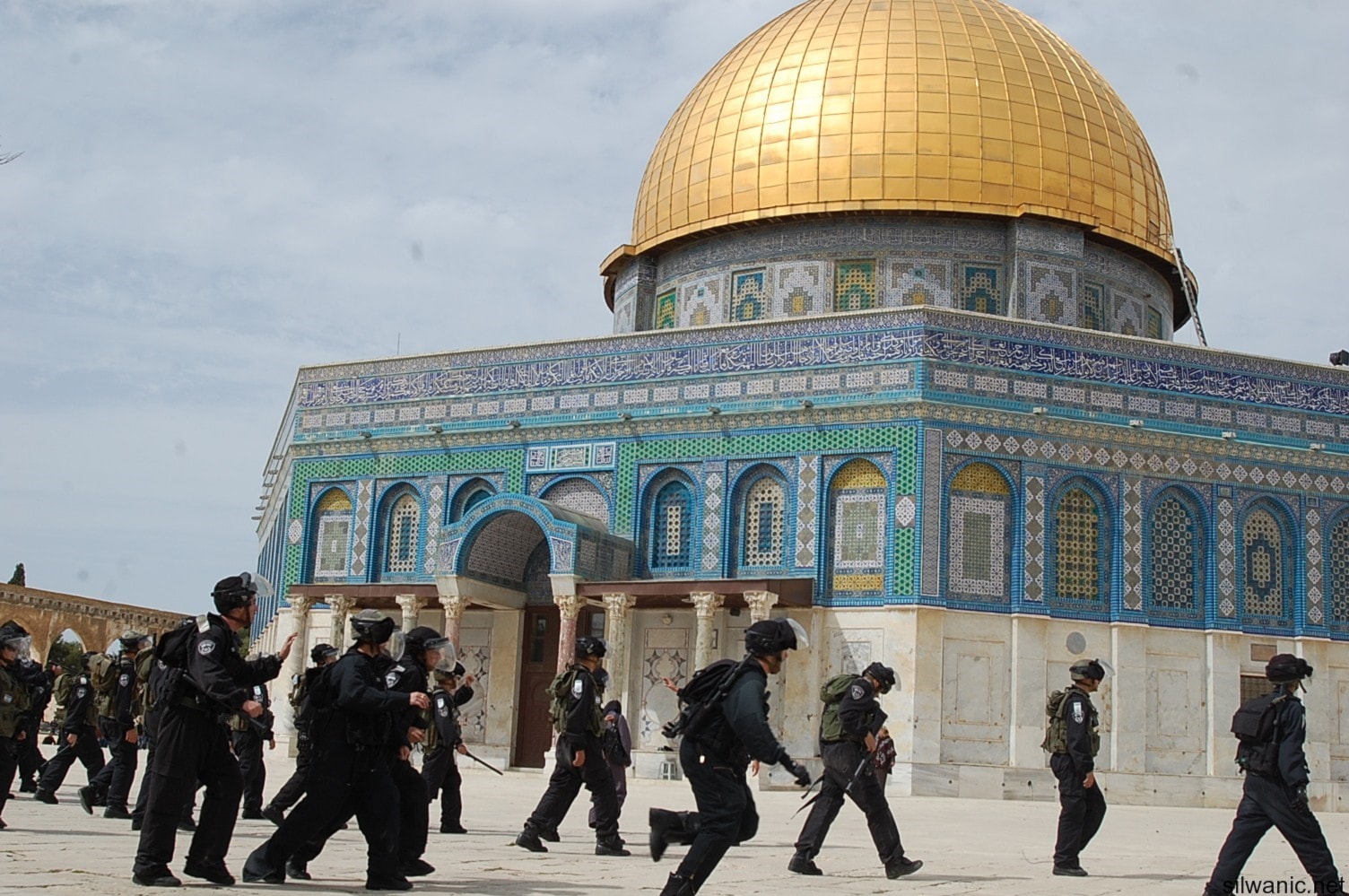 الاقتحام المتواصل للمسجد الأقصى والذي لا يأتي من اليهود المتدينين الحاخاميين، بل هو تشجيعٌ من متدينين بنفوذ سياسية الاقتحام المتواصل للمسجد الأقصى والذي لا يأتي من اليهود المتدينين الحاخاميين، بل هو تشجيعٌ من متدينين بنفوذ سياسية