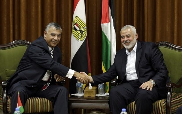من لقاء بين رئيس المكتب السياسي لحماس اسماعيل هنية ومدير المخابرات المصرية خالد فوزي في العام 2017 (أ ف ب) من لقاء بين رئيس المكتب السياسي لحماس اسماعيل هنية ومدير المخابرات المصرية خالد فوزي في العام 2017 (أ ف ب)