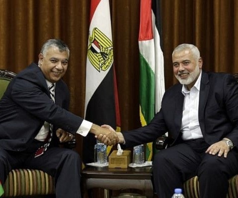 من لقاء بين رئيس المكتب السياسي لحماس اسماعيل هنية ومدير المخابرات المصرية خالد فوزي في العام 2017 (أ ف ب) من لقاء بين رئيس المكتب السياسي لحماس اسماعيل هنية ومدير المخابرات المصرية خالد فوزي في العام 2017 (أ ف ب)