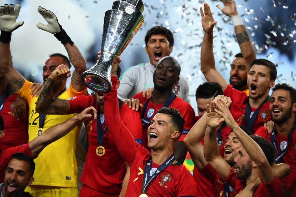 رونالدو يرفع كأس دوري الأمم (أ ف ب) رونالدو يرفع كأس دوري الأمم (أ ف ب)