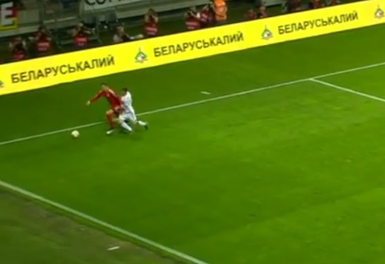 نوير خلال مراوغته اللاعب المنافس نوير خلال مراوغته اللاعب المنافس