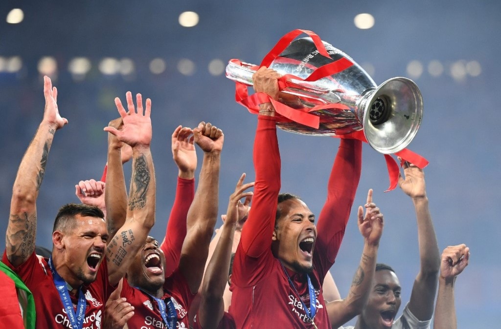 جائزة أفضل لاعب في النهائي لفان دايك (أ ف ب) جائزة أفضل لاعب في النهائي لفان دايك (أ ف ب)