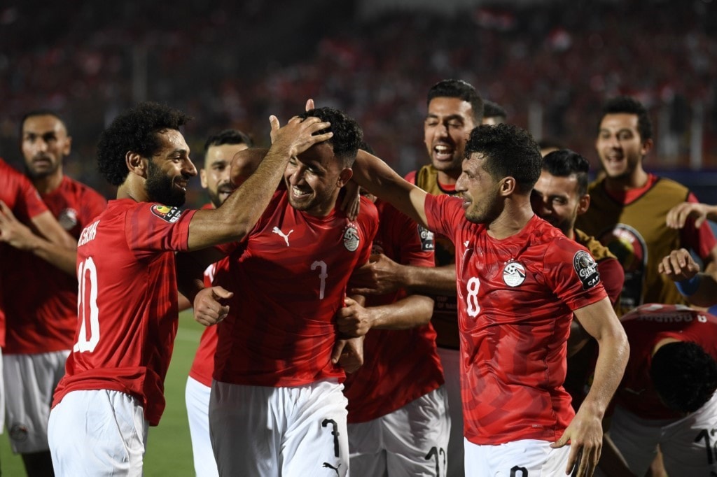 لاعبو مصر يحتفلون بهدف "تريزيغيه" (أ ف ب) لاعبو مصر يحتفلون بهدف "تريزيغيه" (أ ف ب)