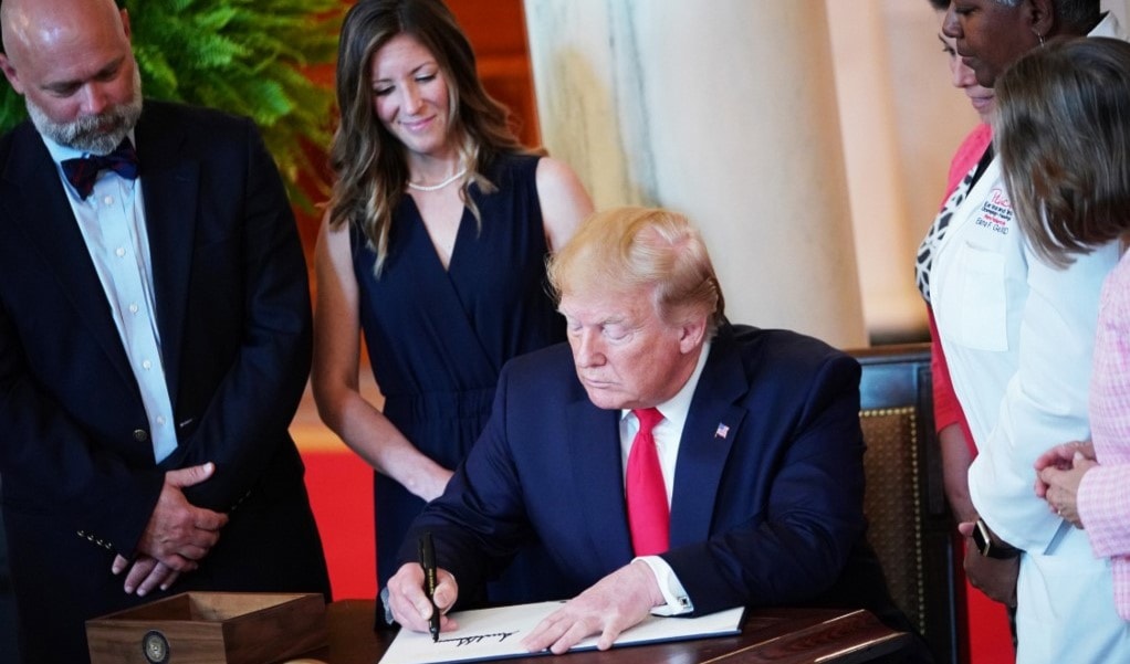 الرئيس الأميركي خلال التوقيع على الأمر بفرض عقوبات على طهران (أ ف ب) الرئيس الأميركي خلال التوقيع على الأمر بفرض عقوبات على طهران (أ ف ب)