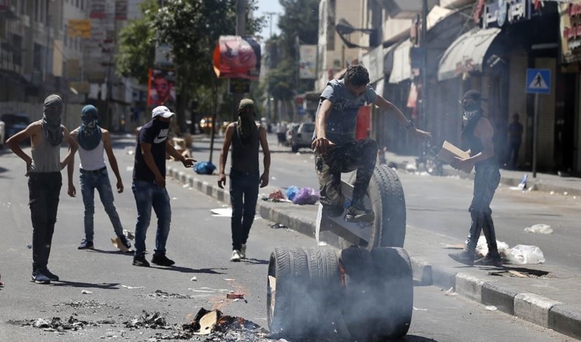 شبان فلسطينيون يتصدون لقوات الاحتلال في العيسوية بالقدس المحتلة شبان فلسطينيون يتصدون لقوات الاحتلال في العيسوية بالقدس المحتلة