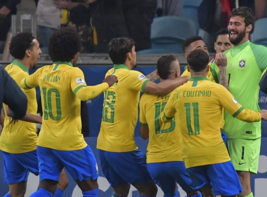 لاعبو البرازيل يحتفلون مع زميلهم الحارس أليسون (أ ف ب) لاعبو البرازيل يحتفلون مع زميلهم الحارس أليسون (أ ف ب)