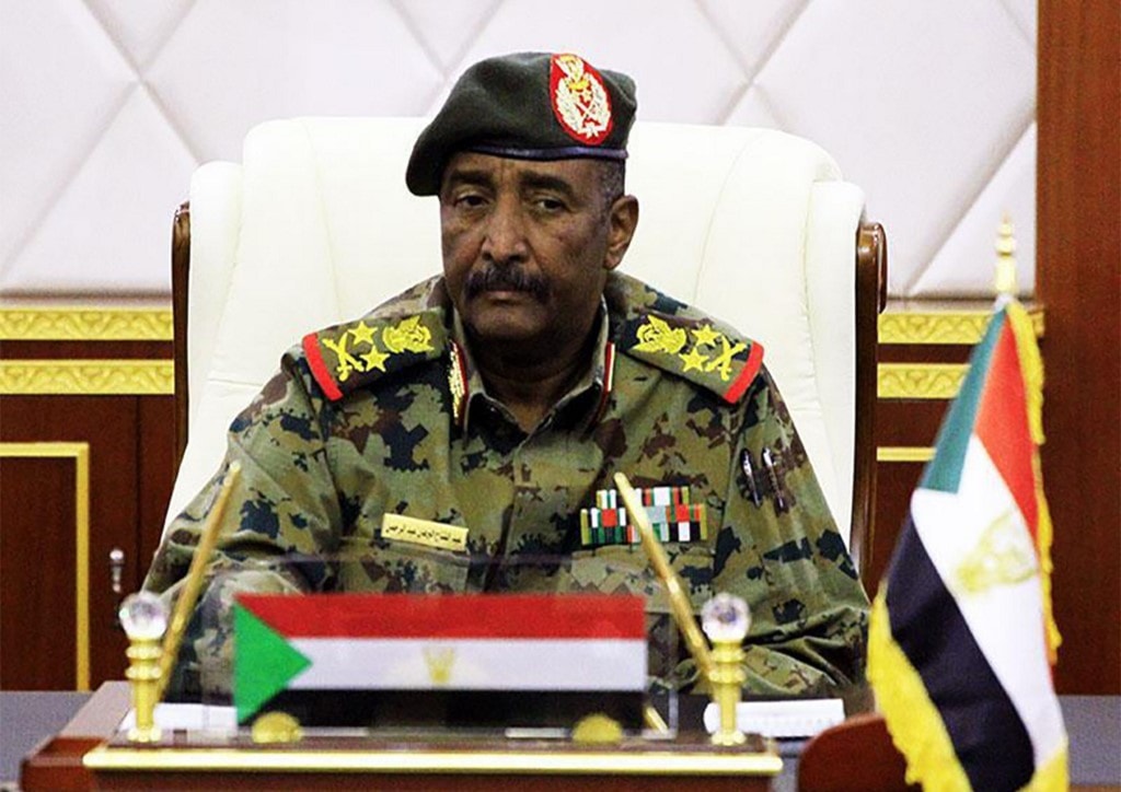 رئيس المجلس العسكري السوداني عبد الفتاح البرهان زار مصر والإمارات ونائبه محمد حمدان دقلو "حميدتي" زار السعودية قبل فض الاعتصام أمام القيادة العامة في الخرطوم (أ ف ب) رئيس المجلس العسكري السوداني عبد الفتاح البرهان زار مصر والإمارات ونائبه محمد حمدان دقلو "حميدتي" زار السعودية قبل فض الاعتصام أمام القيادة العامة في الخرطوم (أ ف ب)