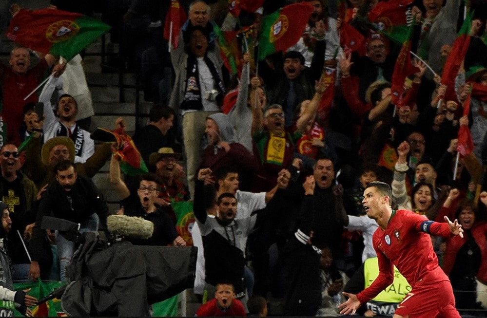رونالدو محتفلاً مع الجمهور البرتغالي (أ ف ب) رونالدو محتفلاً مع الجمهور البرتغالي (أ ف ب)
