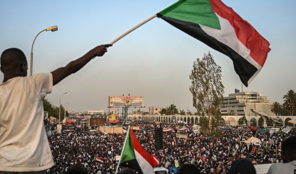 بعد احتجاجات استمرت نحو أربعة أشهر يستجيب الجيش السوداني لمطالب المحتجّين بعد احتجاجات استمرت نحو أربعة أشهر يستجيب الجيش السوداني لمطالب المحتجّين
