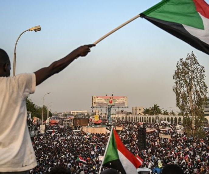 بعد احتجاجات استمرت نحو أربعة أشهر يستجيب الجيش السوداني لمطالب المحتجّين بعد احتجاجات استمرت نحو أربعة أشهر يستجيب الجيش السوداني لمطالب المحتجّين