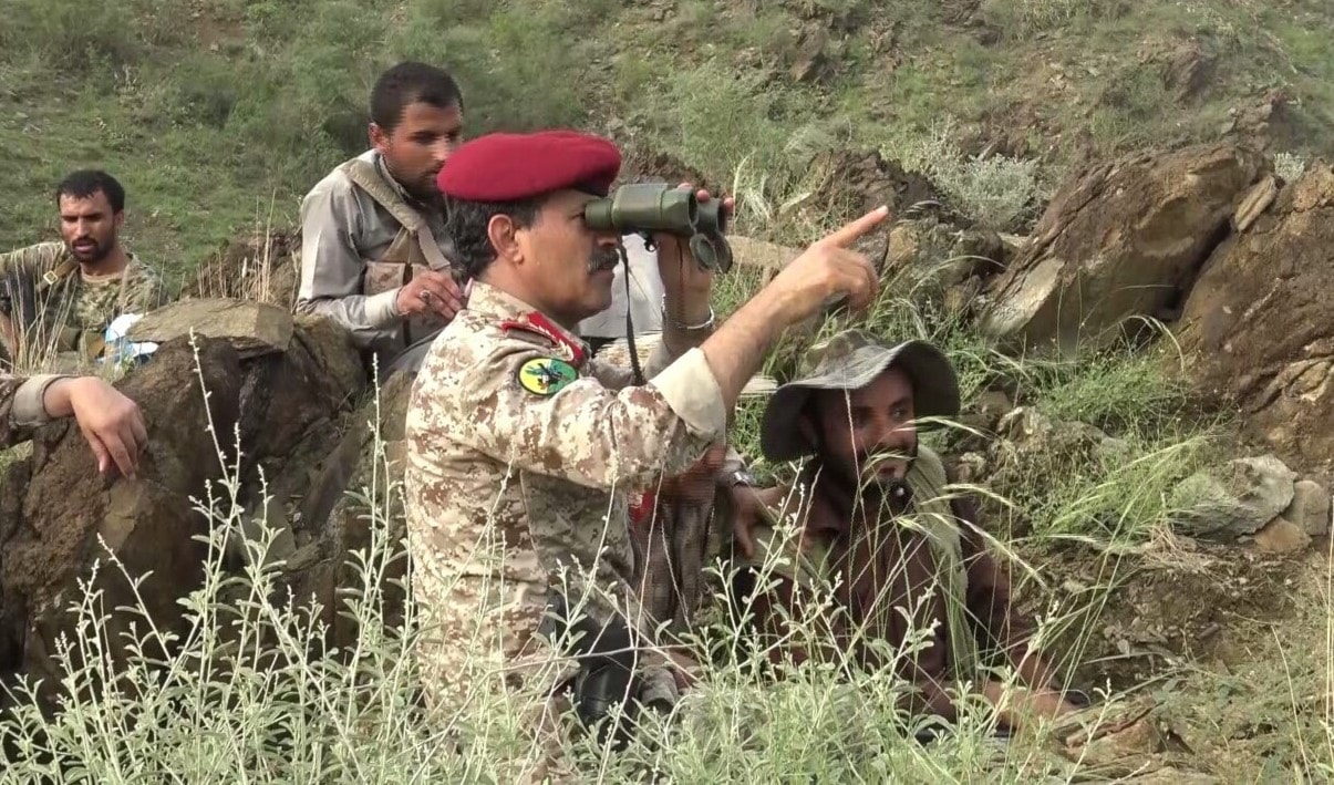 اللواء الركن محمد ناصر العاطفي يجول في محور نجران ويتفقد مقاتلي الجيش واللجان بعد سيطرتهم على عدد كبير من المواقع اللواء الركن محمد ناصر العاطفي يجول في محور نجران ويتفقد مقاتلي الجيش واللجان بعد سيطرتهم على عدد كبير من المواقع