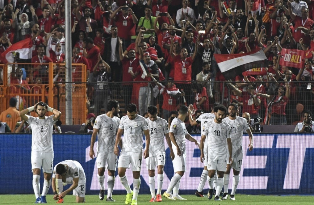فرحة اللاعبين المصريين بأحد الهدفين مع جمهورهم (أ ف ب) فرحة اللاعبين المصريين بأحد الهدفين مع جمهورهم (أ ف ب)