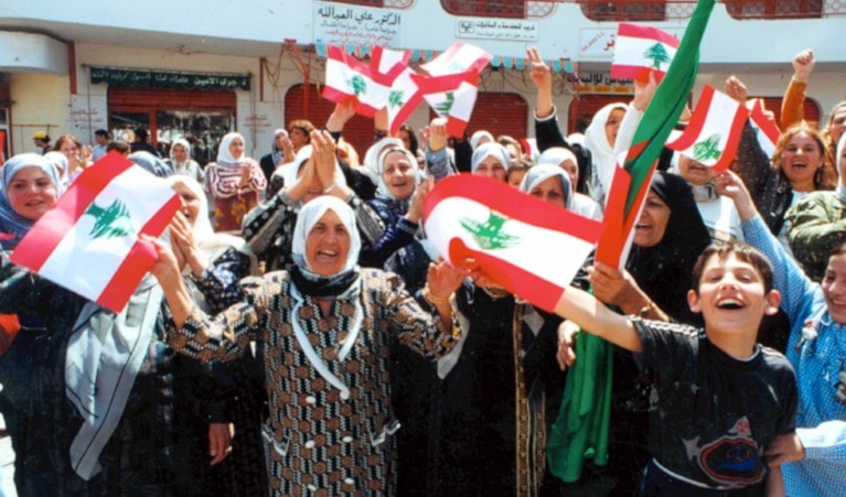 جدتي التي هزّت السرير بيمينها ووضّبت الرصاص بيسارها جدتي التي هزّت السرير بيمينها ووضّبت الرصاص بيسارها