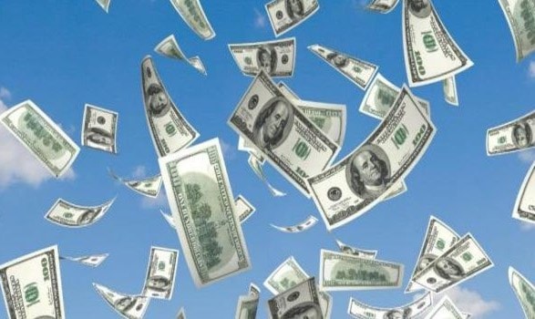 تناثرت النقود من باب إحدى السيارات فوق إحدى الطرق السريعة تناثرت النقود من باب إحدى السيارات فوق إحدى الطرق السريعة
