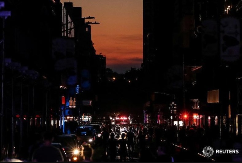 منهاتن القلب التجاري للولايات المتحدة تغرق في الظلام والأسباب مجهولة منهاتن القلب التجاري للولايات المتحدة تغرق في الظلام والأسباب مجهولة