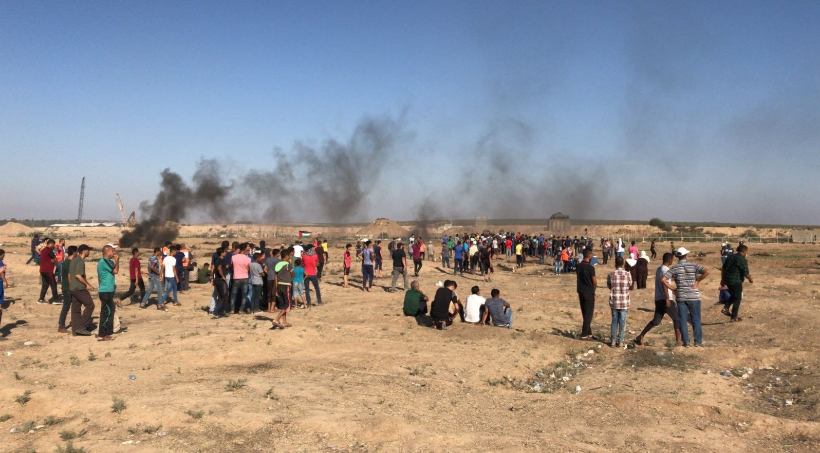 مسيرات العودة عند سياج غزة تحت شعار جمعة "حرق العلم الإسرائيلي" مسيرات العودة عند سياج غزة تحت شعار جمعة "حرق العلم الإسرائيلي"