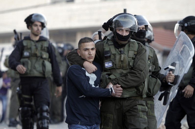حملة مداهمات إسرائيلية واعتقال أكثر من عشرين فلسطينياً حملة مداهمات إسرائيلية واعتقال أكثر من عشرين فلسطينياً