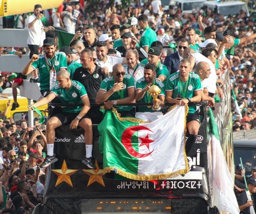 لاعبو منتخب الجزائر يحتفلون مع جمهورهم باللقب في العاصمة الجزائر (أ ف ب) لاعبو منتخب الجزائر يحتفلون مع جمهورهم باللقب في العاصمة الجزائر (أ ف ب)
