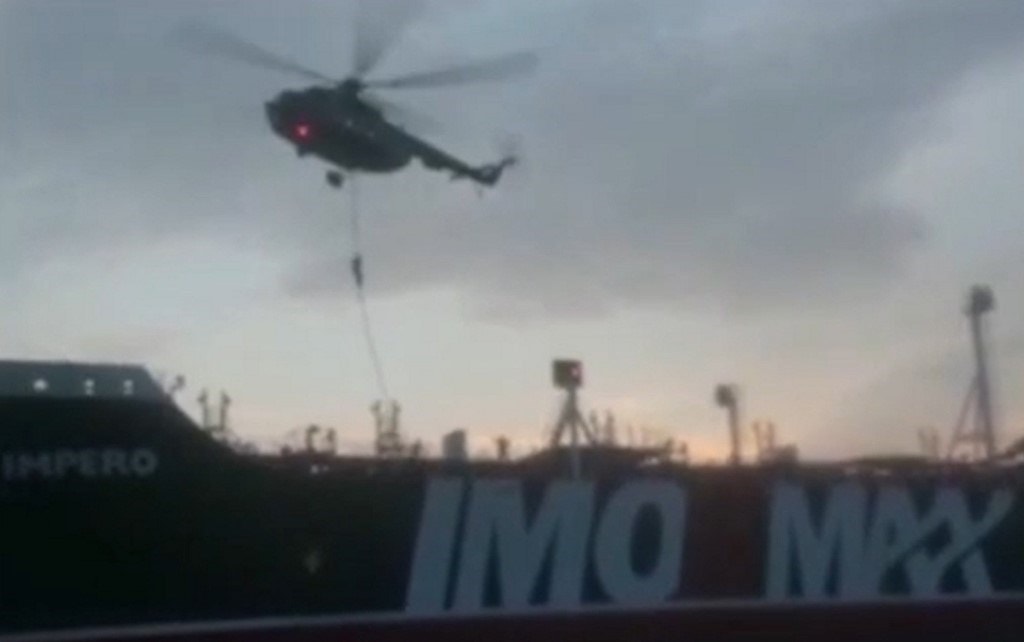 حرس الثورة الإسلامية في إيران عرض مشاهد لاحتجازه الناقلة البريطانية "stena impero" في مضيق هرمز (أ ف ب) حرس الثورة الإسلامية في إيران عرض مشاهد لاحتجازه الناقلة البريطانية "stena impero" في مضيق هرمز (أ ف ب)