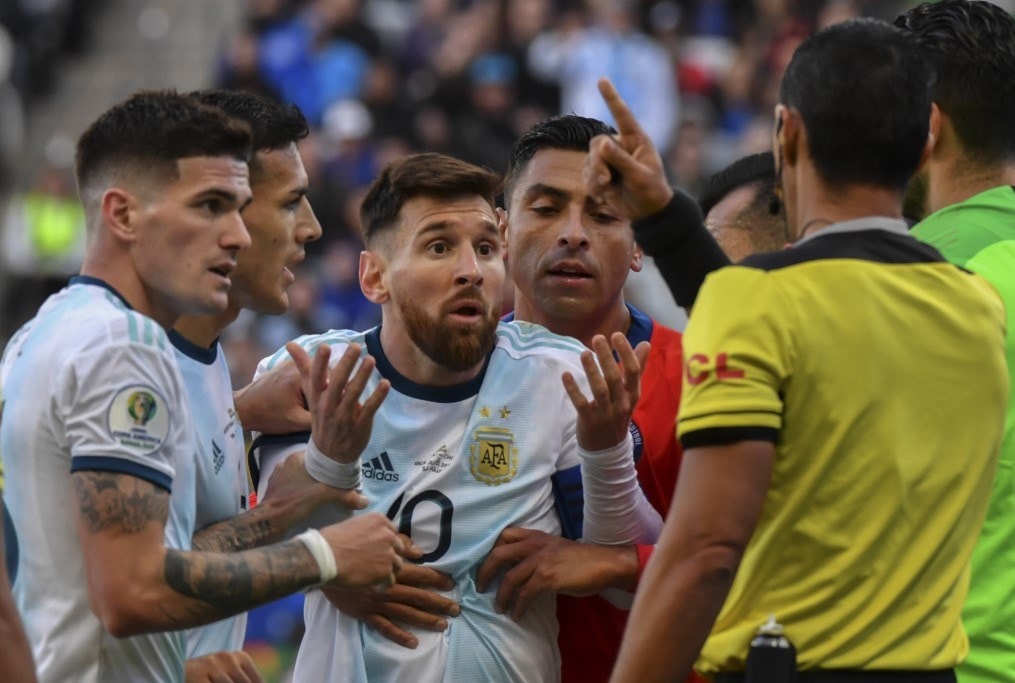 طُرد ميسي في المباراة أمام تشيلي في "كوبا أميركا" 2019 (أ ف ب) طُرد ميسي في المباراة أمام تشيلي في "كوبا أميركا" 2019 (أ ف ب)