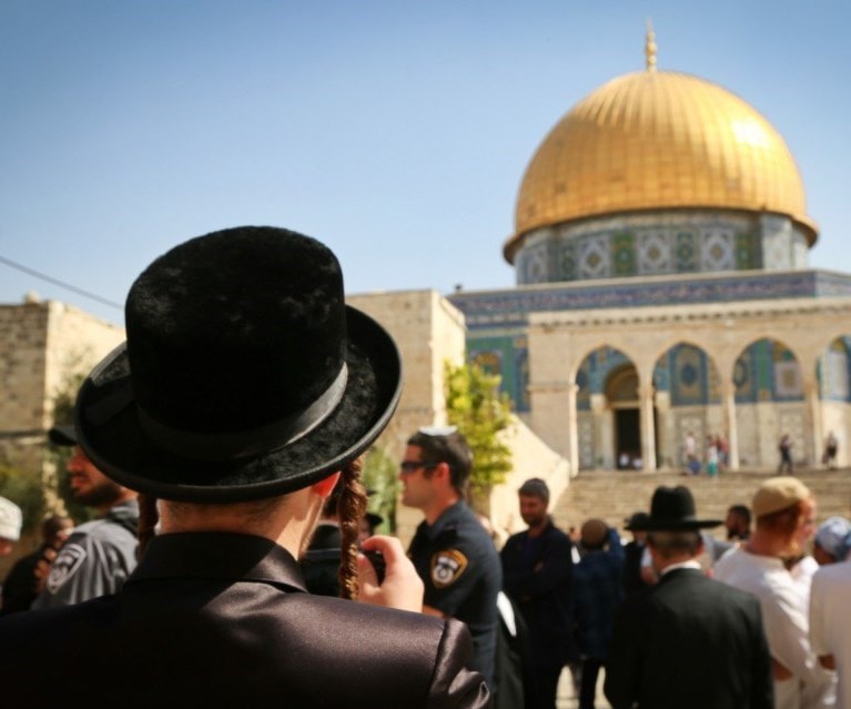يهودي أمام مسجد قبة الصخرة في القدس المحتلة يهودي أمام مسجد قبة الصخرة في القدس المحتلة