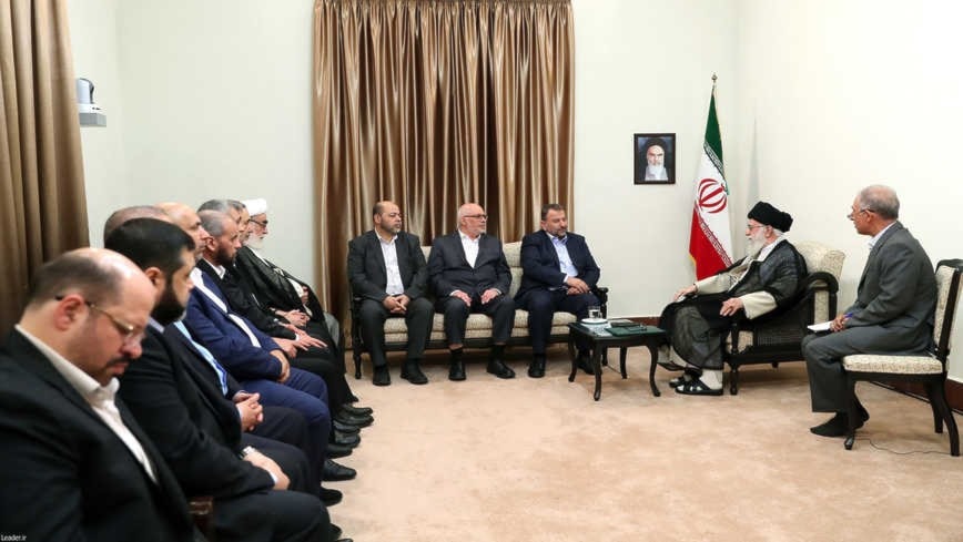 العاروري خلال لقاءه المرشد الإيراني علي خامنئي في طهران يوم 22 يوليو الجاري العاروري خلال لقاءه المرشد الإيراني علي خامنئي في طهران يوم 22 يوليو الجاري