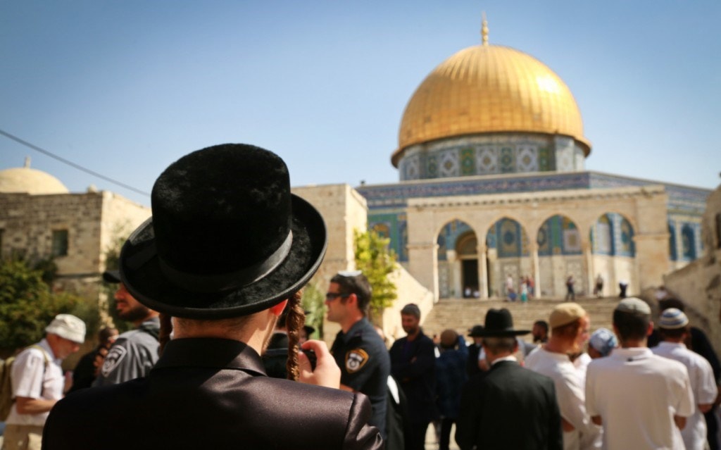 يهودي أمام مسجد قبة الصخرة في القدس المحتلة يهودي أمام مسجد قبة الصخرة في القدس المحتلة