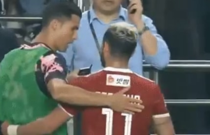 رونالدو يوجّه التحية للاعب رونالدو يوجّه التحية للاعب