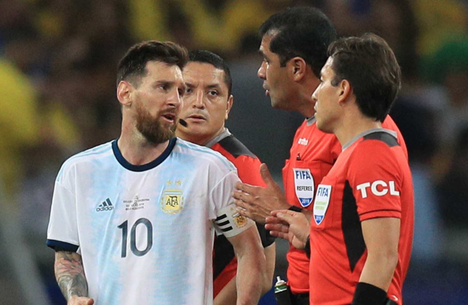 لم يتوان ميسي عن انتقاد التحكيم خلال المباراة أمام البرازيل لم يتوان ميسي عن انتقاد التحكيم خلال المباراة أمام البرازيل