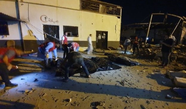 حكومة الوفاق تتهم قوات اللواء خليفة حفتر بشنّ الغارة على مركز إيواء للمهاجرين وحفتر ينفي ذلك حكومة الوفاق تتهم قوات اللواء خليفة حفتر بشنّ الغارة على مركز إيواء للمهاجرين وحفتر ينفي ذلك