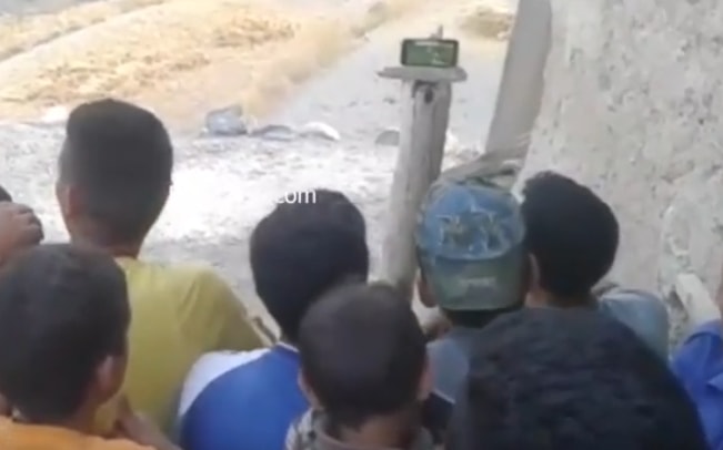 أطفال وشباب في منطقة بويبلان النائية يشاهدون مباريات المغرب عبر شاشة هاتف جوّال ثبّتوه على جذع شجرة أطفال وشباب في منطقة بويبلان النائية يشاهدون مباريات المغرب عبر شاشة هاتف جوّال ثبّتوه على جذع شجرة