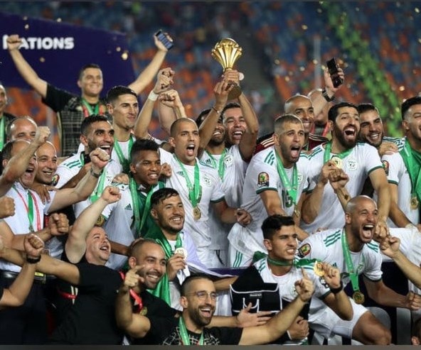 أبدى البعض رغبتهم في أن يكون هناك رئيس للدولة الجزائرية يحمل روح بلماضي وأن يتحلّى الطاقم الحكومي بعزيمة وتضحية اللاعبين أبدى البعض رغبتهم في أن يكون هناك رئيس للدولة الجزائرية يحمل روح بلماضي وأن يتحلّى الطاقم الحكومي بعزيمة وتضحية اللاعبين