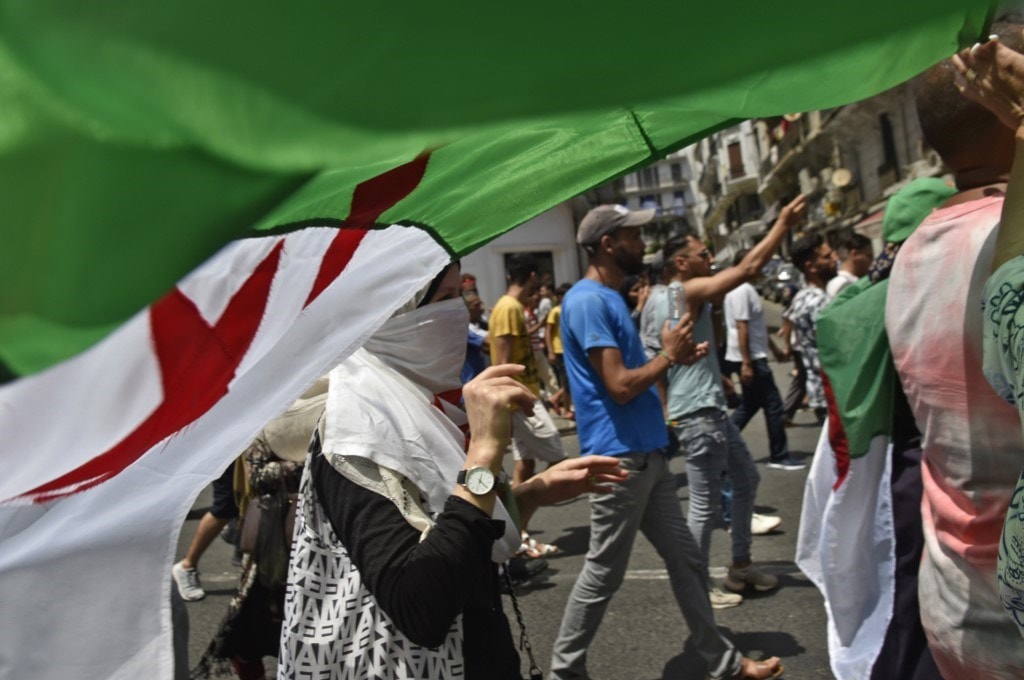 من إحدى مظاهرات الجزائر (أ ف ب) من إحدى مظاهرات الجزائر (أ ف ب)